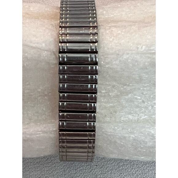 Gloria Vanderbilt Ladies Watch Quartz Two Tone Case and Stretch Metal Band - Picture 4 of 4